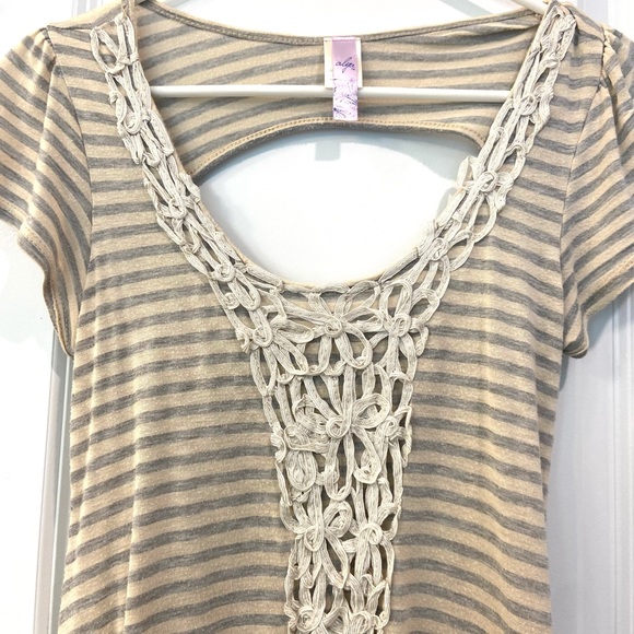 Alya Striped Hi Low Hem Tunic Top with Cut out back and Scoop Neck - Picture 3 of 9